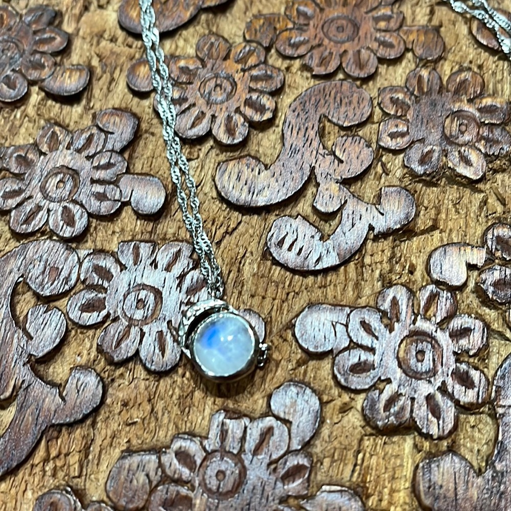 Gorgeous Moonstone Silver Necklace